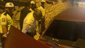 Aydınlatma direğine çarpan otomobilin sürücüsü yaralandı