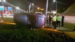Çalıntı otomobille 'dur' ihtarına uymayan sürücü kaza yaptı