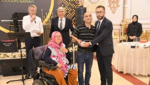 Engelliler yeni tekerlekli sandalyelerine kavuştu