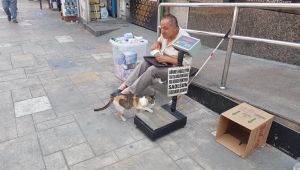 Görme engelli vatandaşın yardımına polis yetişti