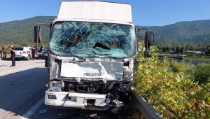 Kamyonet ile panelvan minibüs çarpıştı: 4 yaralı