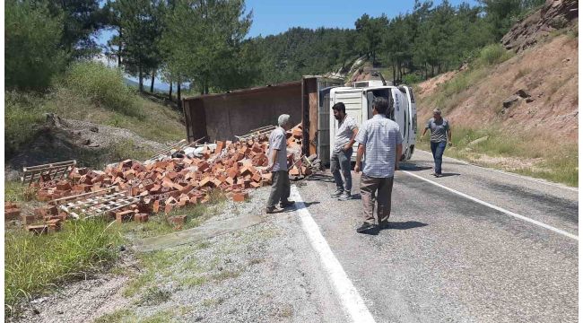 Karabük'te tuğla yüklü kamyon devrildi: 1 yaralı