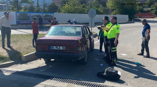 Kırmızı ışıkta geçen otomobil ile motosiklet çarpıştı