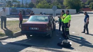 Kırmızı ışıkta geçen otomobil ile motosiklet çarpıştı