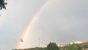 Önce gökkuşağı çıktı ardından şimşekler çaktı