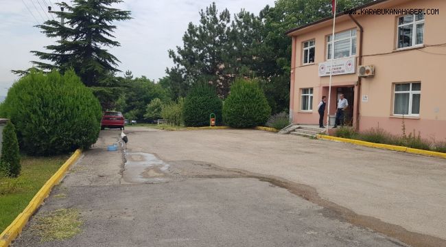 Yaralı Leylek tedavisinin yapıldığı Tarım Müdürlüğü bahçesinden ayrılmıyor