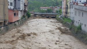 Yenice'de sağanak nedeniyle köprü trafiğe kapatıldı