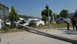 Yoldan çıkan otomobil, elektrik direğine çarptı: 3 yaralı