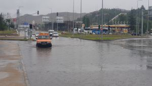 Yollar göle döndü, sürücüler zor anlar yaşadı