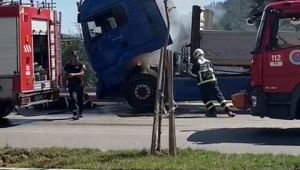 Alev alan tıra itfaiye ekipleri müdahale etti