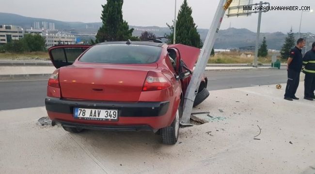 Aydınlatma direğine çarpan otomobil sürücüsü hayatını kaybetti