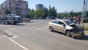 İki otomobil kavşakta çarpıştı: 1 yaralı