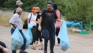 Karabük'te akademisyenlerle köylüler çevre temizliği yaptı
