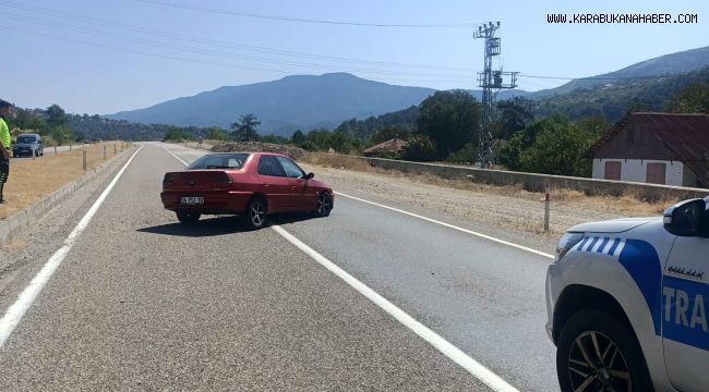 Karabük'te otomobil refüje çarptı: 2 yaralı