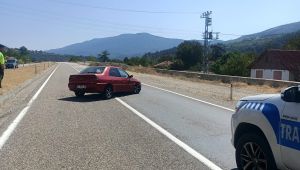 Karabük'te otomobil refüje çarptı: 2 yaralı
