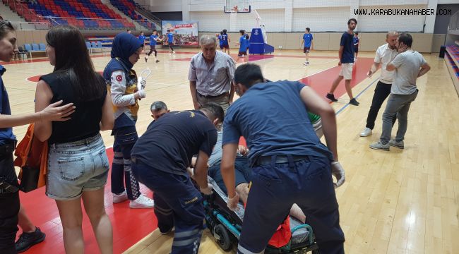 Kavgayı ayırmak için tribünden atlayan şahsın ayak bileği kırıldı