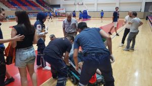 Kavgayı ayırmak için tribünden atlayan şahsın ayak bileği kırıldı