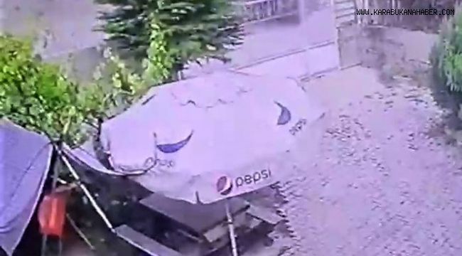 Otomobilin toprak yığınına çarpma anları kamerada