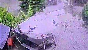 Otomobilin toprak yığınına çarpma anları kamerada