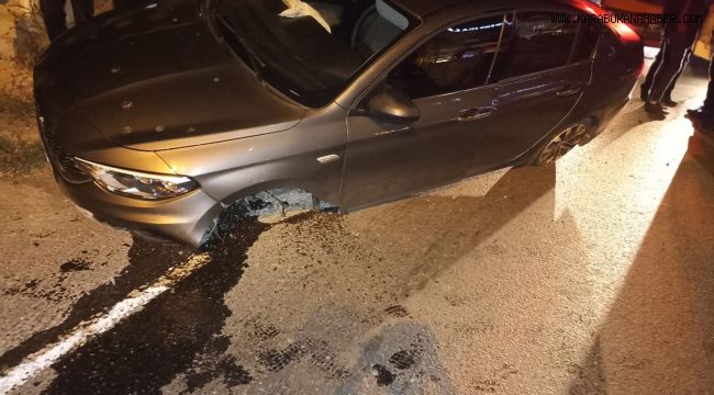 Refüje çarpan aracın lastikleri koptu