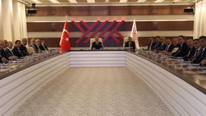 Rektör Kırışık mazbatasını aldı