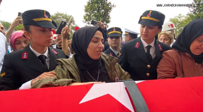 Şehit eşinin üniformasını giyip asker selamıyla uğurladı