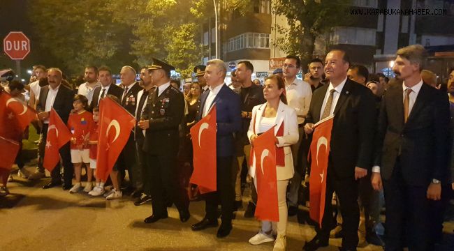 Tarihi ilçenin sokaklarını inleten komandolar vatandaşlardan büyük alkış aldı