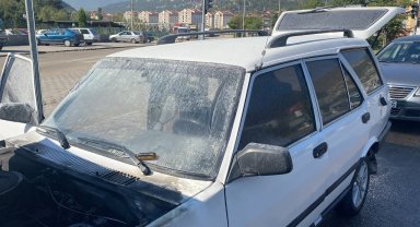 Alev alan otomobile yoldan geçen arazöz müdahale etti