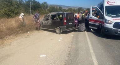 Cezaevi görüşüne giden ailenin bulunduğu hafif ticari araç takla attı: 5 yaralı