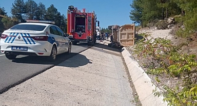 Devrilen hafriyat kamyonunun sürücüsü yaralandı