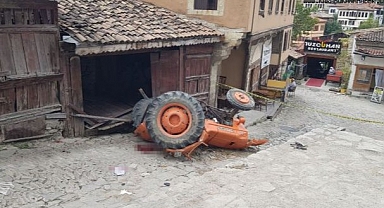 Devrilen traktörün altında kalan sürücü ağır yaralandı
