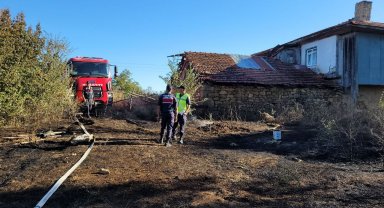 Dökülen külden çıkan yangında 3 dönümlük otluk alan zarar gördü