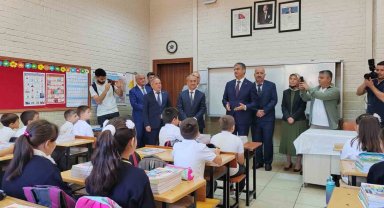 İlkokul öğrencisinin Vali Yavuz'dan ilk talebi 'Deve-cüce' oynamak oldu