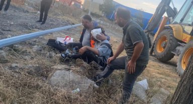 Kamyonun devirdiği aydınlatma direği adamın üzerine yıkıldı