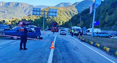 Karabük'te iki otomobil çarpıştı: 1'i ağır 4 yaralı