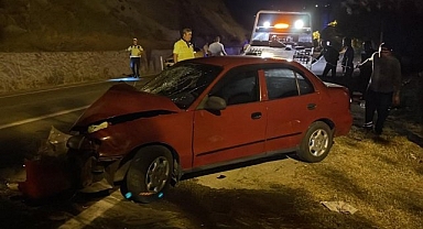Karabük'te otomobil ile ticari taksi kafa kafaya çarpıştı: 3 yaralı