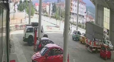 Kız çocuğunun scooter ile merdivenlerden düştüğü anlar kamerada