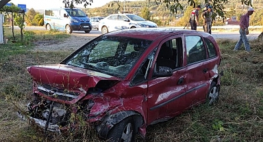 Kontrolden çıkan otomobil tarlaya girdi: 2 yaralı
