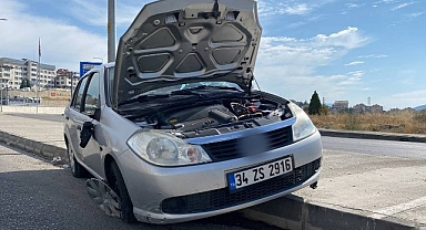 Refüje çarpan otomobildeki 2 kişi yaralandı
