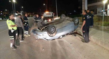 Refüje çarpıp ters dönen otomobilin sürücüsü yaralandı