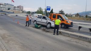 Refüje çıkan otomobildeki 2 kişi yaralandı
