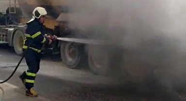 Seyir halindeki kamyonun lastikleri alev aldı
