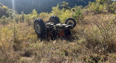 Traktör devrildi: 1'i ağır 2 yaralı