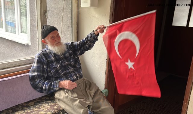100 yaşındaki Recep dede, Cumhuriyet'le aynı yaşta olmanın mutluluğunu yaşıyor