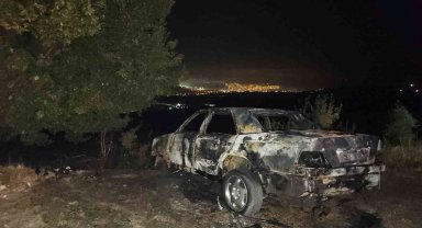 Alev alan otomobil kullanılmaz hale geldi