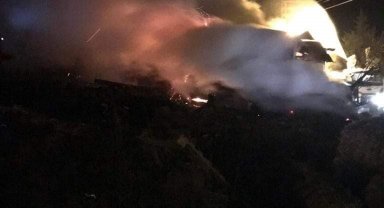 Aynı mahallede ikinci yangın: Samanlık ve ambar çıkan yangında kullanılmaz hale geldi