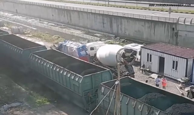 Beton mikseri trenle çarpıştı