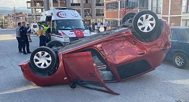 Çarpışan otomobillerden biri ters döndü: 2 yaralı