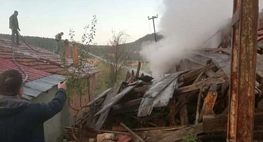 İki katlı ahşap ev alevlere teslim oldu