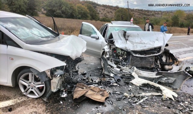 İki otomobil kafa kafaya çarpıştı: 4 yaralı